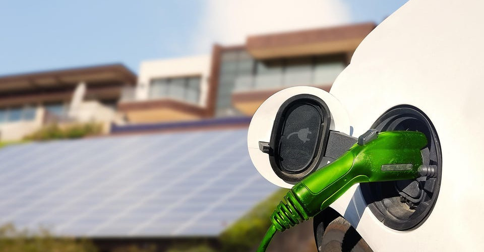 Auto opladen met zonnepanelen Hoe werkt dit?